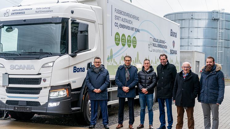 Thorsten Kusch, Christian Hottgenroth, Matthias Metzen, Christian Löher, Dr. Thomas Brokamp und Thiemo Freyer (v. l.) bei der Übergabe des neuen Scania BEV an Bona.