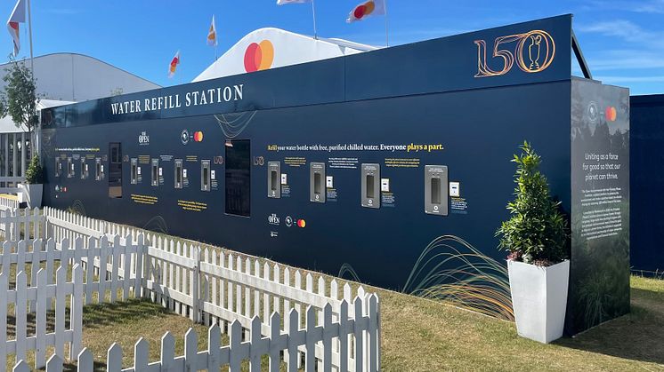 A mega-sized 16-meter Bluewater ‘Wall of Water’ hydration station with12 in-line water dispensers and two 55 inch outdoor television screens dispensed a staggering 19,229 litres of water, equal to 38,458 500ml-sized plastic water bo