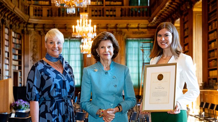 Vinnaren Sara Rosenberg med sitt diplom tillsammans med Anna Tenje, äldre- och socialförsäkringsminister, och drottning Silvia. Foto: Yanan Li/Swedish Care International