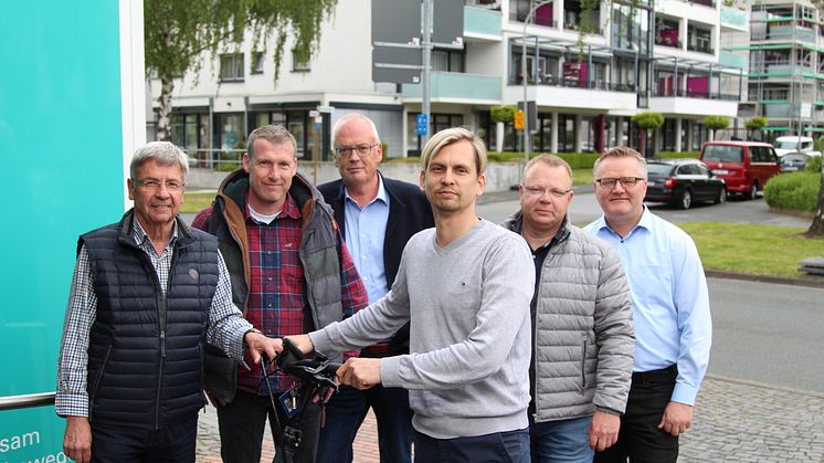 Freuen sich über die klappbaren E-Bikes: Hermann Lauhof (Soldatenkameradschaft Kleinenberg), Torsten Düchting (SV Brenken), Hermann Striewe (Heimat- und Vereinsgemeinschaft Schwaney), Guido Vogel (TuS Henglarn), Ralf Niermann (TuS Bellersen), Markus 