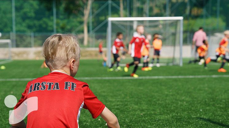 Intersport hyllas när samarbetet med Årsta FF förlängs