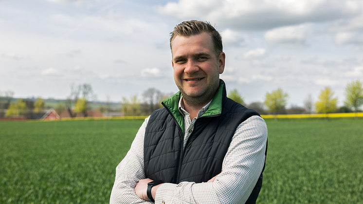 Erik Olsson är en av lantbrukarna som odlar vete enligt de mer hållbara metoderna på Hviderups Gods, Eslöv. ”Det här samarbetet är viktigt för Sveriges jordbruk och visar konsumenterna hur vi lantbrukare jobbar med mer hållbara odlingsmetoder.”