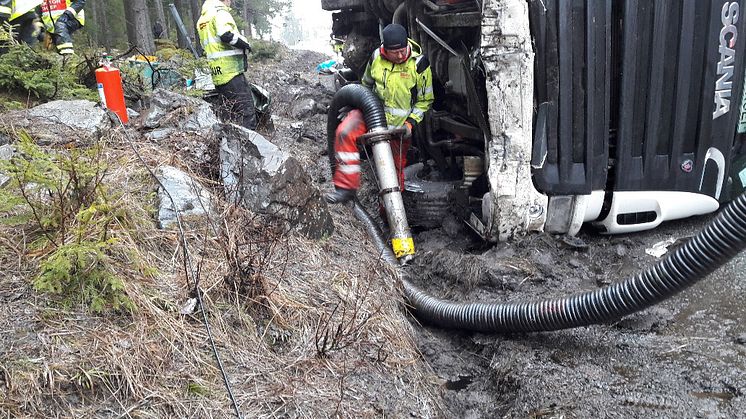 Slamsugning i dike efter dieselutsläpp vid olycka