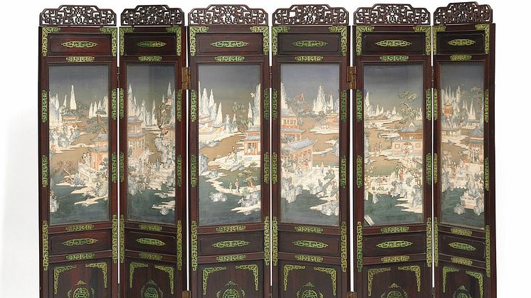 Seksfløjet kinesisk skærm af hardwood med paneler af hjortetak og hvalros. 19. årh.s slutning.