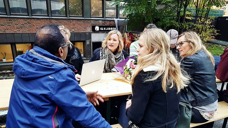 Boligenheten og gårdsstyret i samtale med byråd Inga Marte Thorkildsen. Foto Bydel Gamle Oslo