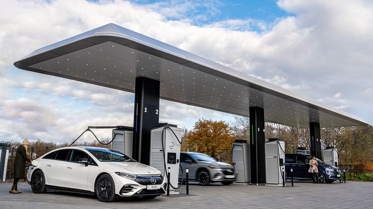 Mercedes-Benz öppnar nu sin första laddstation i Europa. Stationen som har sex laddplatser, med upp till 300 kW kapacitet per plats, ligger i Mannheim i Tyskland