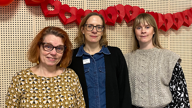 Skolsköterska Henny Lind, skolkurator Veronica Stenbeck och skolpsykolog Henrietta Borenberg har dekorerat med hjärtan inför hälsohänget med kärlekstema.