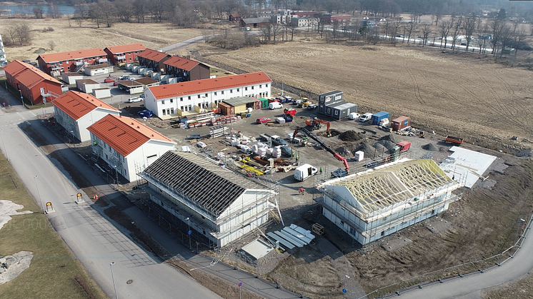 Alla radhus har egen trädgård och till det gemensamma  kommer det finnas en trevlig innergård med växthus och lekplats. 