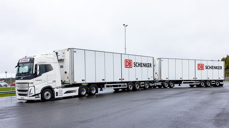 DB Schenker præsenterer stolt: En fuldelektrisk HCT-lastbil. Den er 33 meter lang, og har en totalvægt på 68 tons. 