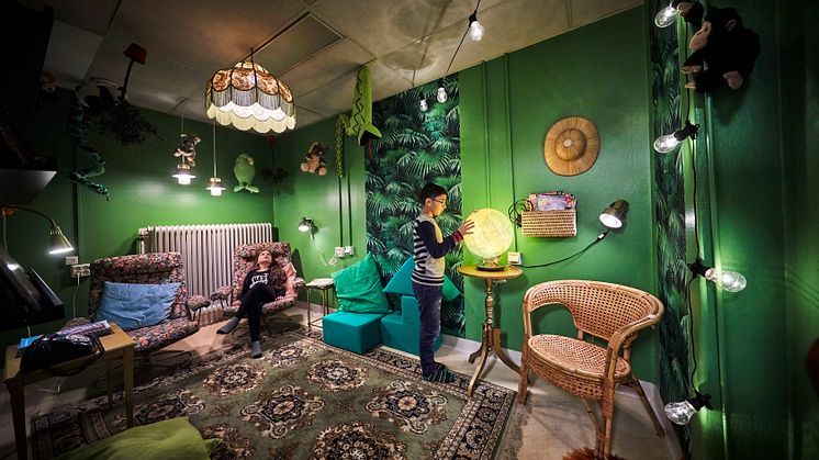 Kala väggar, en soffa och ett bord byttes mot grön färg, djungeltapet, skön matta och några fåtöljer, något som Emma Keskin och Ali Jawad gillade. Grönt är skönt. FOTO: Patrik Svedberg