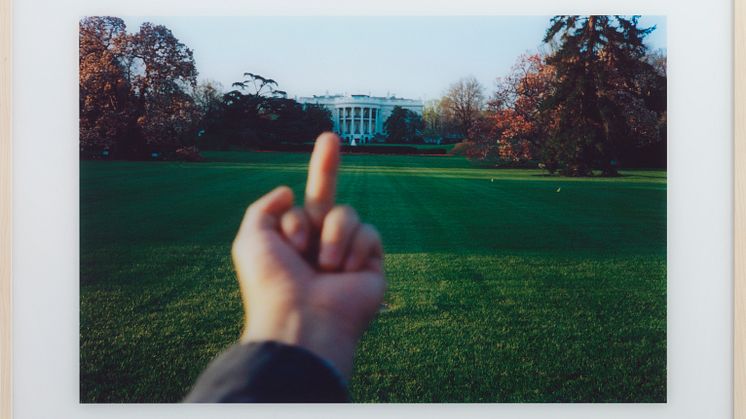 Ai Weiwei, White House, Washington, DC, USA, 1995. Del av serien (Study of Perspective, 1995–2011) (2014). Foto: Jens Ziehe. Vist ved «Grip friheten!» (2014) ved Museet for samtidskunst, kuratert ved Andrea Kroksnes. 