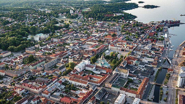 Rutnätstaden Karlshamn med Campus Karlshamn på piren uppe till höger i bild. Fotograf Per Pixel