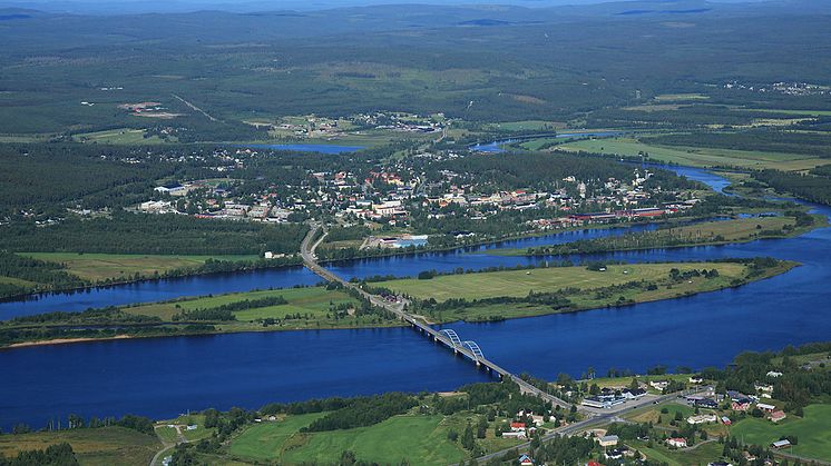 Aavasaksa bron binder ihop svenska Övertorneå och finska Ylitornio. 