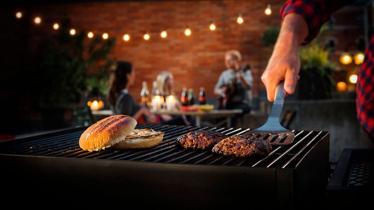 Mange griller hamburgere i det gode vårværet.