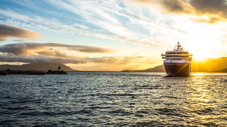 Hurtigruten i solnedgang