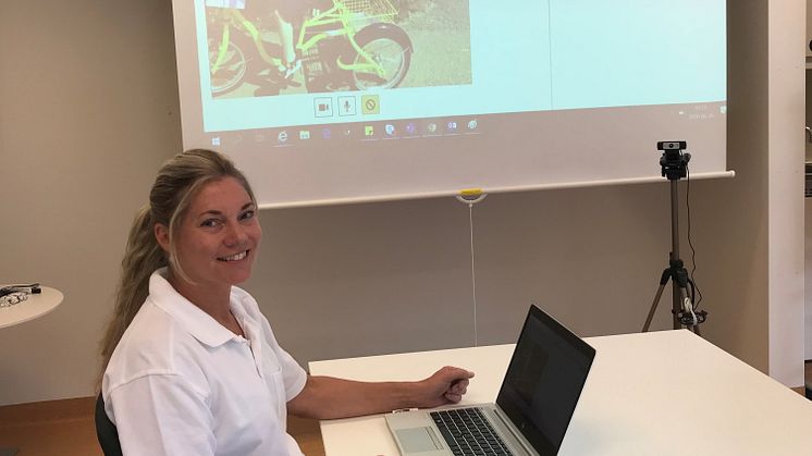 Anneli Skoglund, fysioterapeut på barn- och ungdomshabiliteringen i Ängelholm, följer upp hur det går med patienternas utprovade cyklar via video.