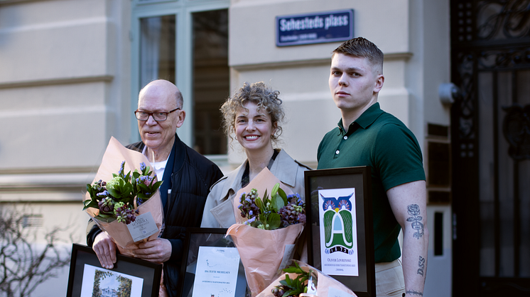 Prisvinnerne. Fra venstre Jo Eggen, vinner av Mads Wiel Nygaards legat, Ida Tufte Michelsen, vinner av Aschehougs barnebokpris og Oliver Lovrenski, vinner av Aschehougs debutantstipend (Foto: Aschehoug)