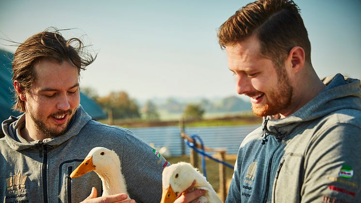 Jimmi Eriksson och Daniel Haynes från Svenska Kocklandslaget på besök hos Viking Fågel