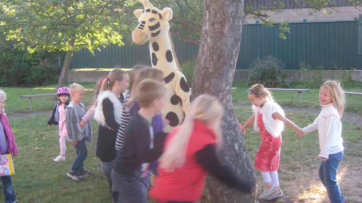 Giraff bjuder 2500 skolbarn på frukost