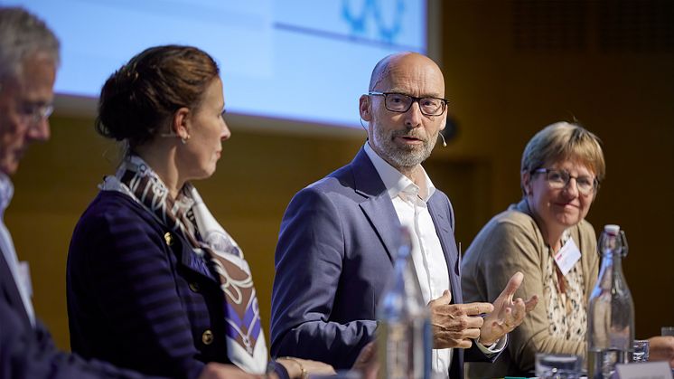 Carsten Toft Boesen er nu præsident for ATV. Her på scenen flankeret af Charlotte Rønhof og ATV's vicepræsident Katrine Krogh Andersen. Foto: Tom Jersø