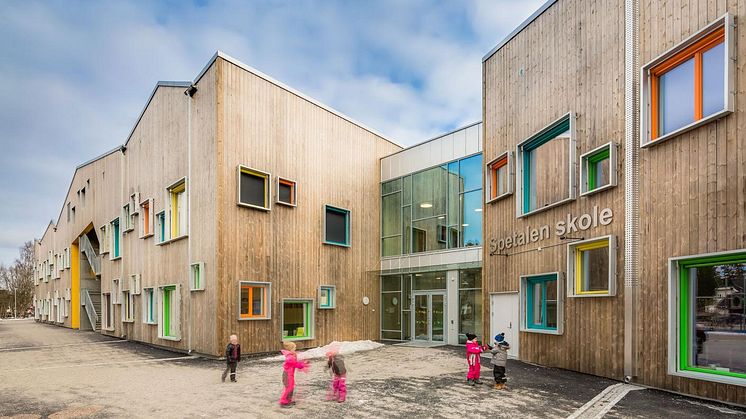 Facaden er beklædt med Kebony-træ for at understrege skolens beliggenhed på en naturgrund. Hundven-Clements Photography