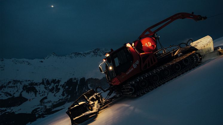 Nadja Gut, Pistenbullyfahrerin aus Lenzerheide, bei der nächtlichen Arbeit am Berg in ihrem tonnenschweren Pistenfahrzeug