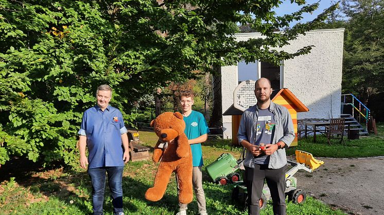 Der ehemalige Schüler Fynn Stöckigt zwischen den Lehrern Sven Hack und Lars Krökel beim Besuch im Bärenherz-Garten