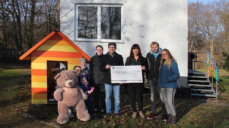 v.l.n.r. Marcel Kossek mit seinen Kindern, Philipp Isensee, Robert Kamenka, Mona Meister vom Kinderhospiz Bärenherz, Timo Pelzer und Kathrin Seifert