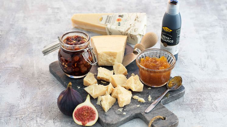 Zeta Bergsparmesan, Parmigiano Reggiano Prodotto di Montagna, är toppen på ostbrickan och njuts bäst i gene­rösa bitar, precis som den är.