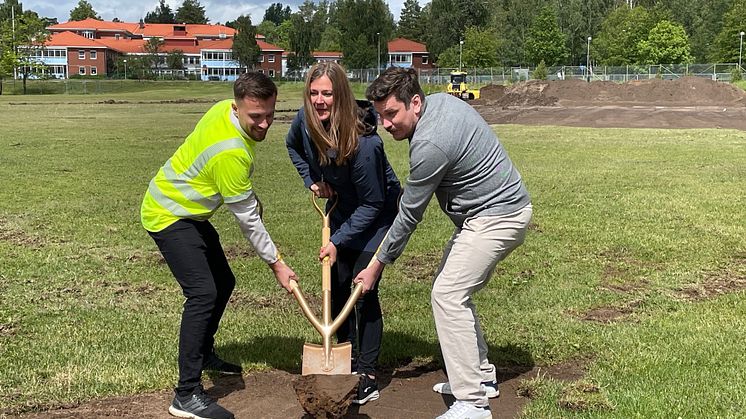 På bilden från vänster: Durim Selmani, projektledare, Gräsmiljö Sverige AB, Frida Nilsson (C), kommunalråd och Robert Halvarsson (MP), ordförande i kultur- och fritidsnämnden 