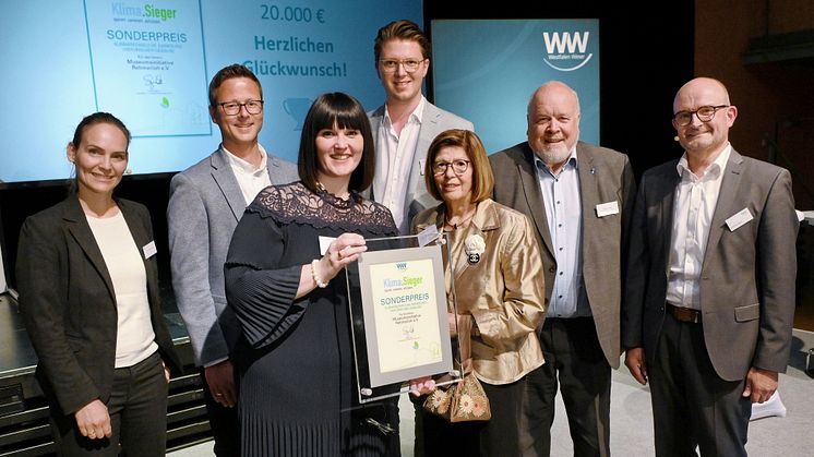 Sonderpreis für Museumsinitiative (v. l.): Verena Michalek, Klimaschutzagentur Weserbergland, Christoph Nobbe, Jil Tänzer, Jan Nobbe, Elke Kleineweber, Kirchlengerns Bürgermeister Rüdiger Meier und Andreas Speith, Geschäftsführer WW.