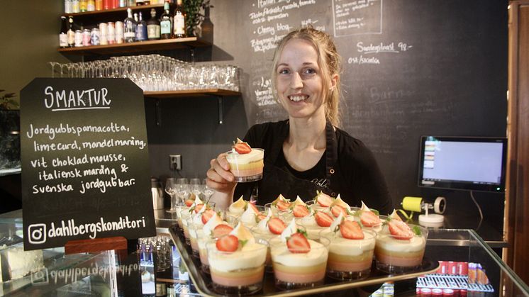 Beatrice Dahlberg på Dahlbergs konditori i Vindeln bjöd på efterrätt i form av en jordgubbspannacotta med limecord, mandelmaräng, vit chokladmousse, italiensk maräng och svenska jordgubbar.