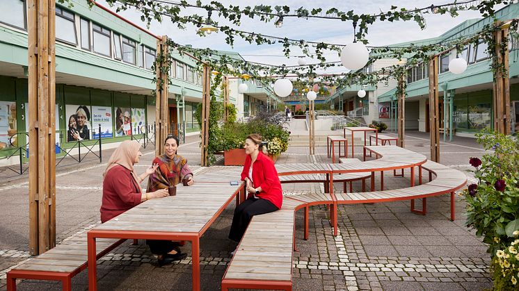 Vårväderstorget_möte i pergolan.jpg
