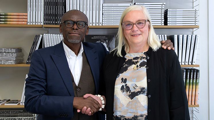 Christina Backman, Hasselbladstiftelsens styrelseordförande och Leslie Matlaisane, Ernest Cole Family Trust, Göteborg, 7 maj, 2024