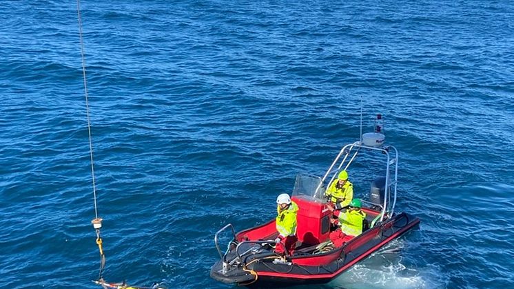 Seaglider M1 in the water Photo Chathumini Kiel.jpg