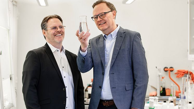 (th)Johan Seijmer, vd Chromafora och (tv) Michael Olsson, IR, Chromafora