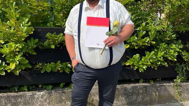 Nico Wende freut sich über die bestandene Abschlussprüfung. (Foto: Hephata-Archiv/Alexandra Gogler)