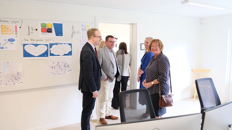 Besökare under invigning av Ängelholmslokalers nya kontor