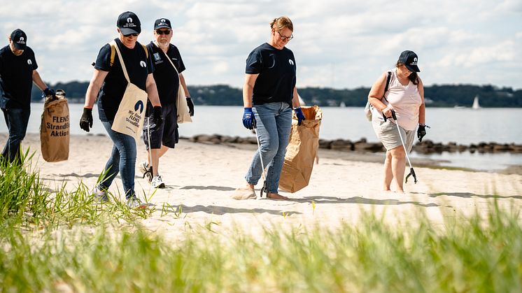 Auch bei der neunten FLENS StrandGut-Aktion wird an den Stränden von Nord- und Ostsee gemeinsam Müll gesammelt © Flensburger Brauerei