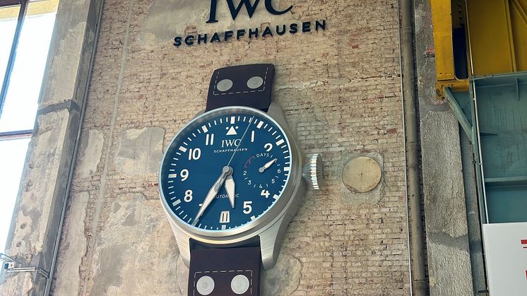 Das Zifferblatt des Nachbaus der IWC-Armbanduhr hat einen Durchmesser von zwei Metern. Exemplare der Uhr hängen an mehreren Standorten der Motorworld.