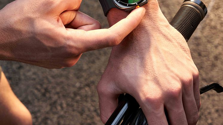 005-handson-galaxy-watch-ultra-titaniumsilver.jpg