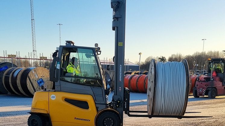 På Elektroskandia har man bytt ut dieseltruckarna på utegården till eltruckar.