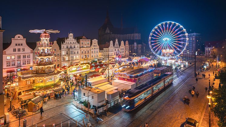Rostocker_Weihnachtsmarkt_am_Abend.jpg