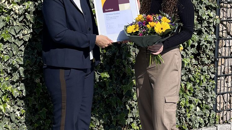 Auszeichnung für gehörlose Studentin der Hochschule Pforzheim – Vanessa Gerber (re.) erhält von Jessica Wolter, Account Manager Clinics bei Cochlear Deutschland (li.), die Urkunde zum Graeme Clark Stipendium 2024 (Foto: Cochlear Deutschland)