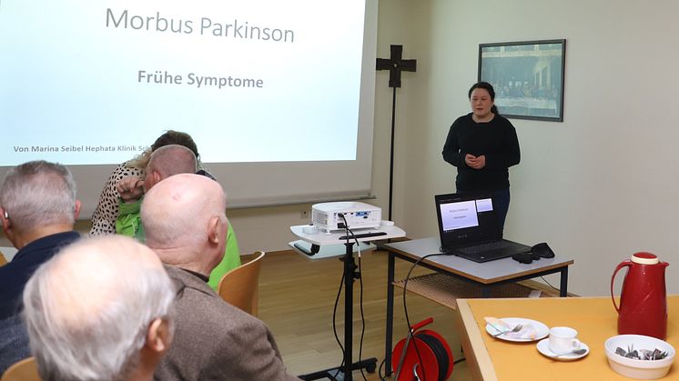 Neurologin Marina Seibel, Oberärztin der Hephata-Fachklinik für Neurologie, bei ihrem Vortrag im Parkinson-Café der Hephata-Klinik. (Foto: Hephata Diakonie /Melanie Schmitt)