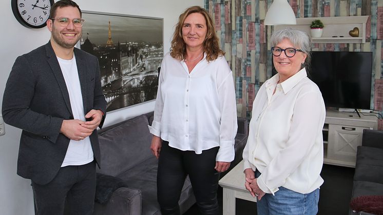 Der Bundestagsabgeordnete Daniel Baldy (SPD) in den Räumlichkeiten des Jugendhilfezentrum Mainz gemeinsam mit Nina Seipp-Koch (Mitte), Regionalleitung Hephata-Jugendhilfe Süd, und Martina Pulger, Teamleitung Jugendhilfezentrum Mainz.