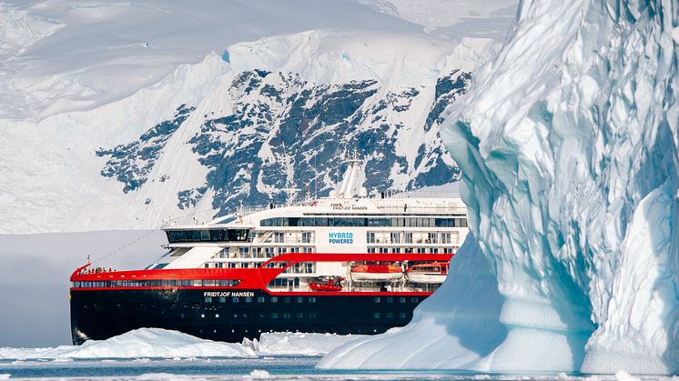 Antarctica_WilhelminaBay_MSFridtjofNansen_HGR167190_KayFochtmann.JPG