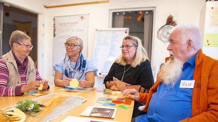Mona (t.v) och Ville (t.h), två av deltagarna är mitt i en övning där de utifrån antal, färg och form sorterar olika geometriska objekt. I mitten från vänster ser vi specialistsjuksköterskorna Marie Arndt och Anna-Lena. Foto: Daniel Henriksson.