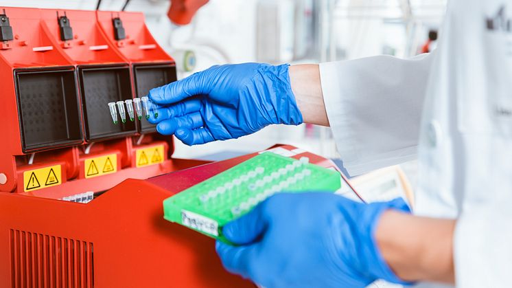 Not only in pharmacy must laboratories be equipped with high-quality to ensure the quality of their work. This need not be expensive, as even used laboratory technology can achieve this. (© Kzenon /Shutterstock.com).