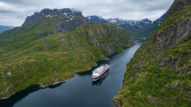 2024.06.13 - Otto Sverdrup, Trollfjorden, drone - 04 - Espen Mills - Hurtigruten.jpg